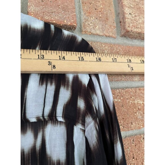 Bella Dahl In Black & White Blurred Ikat Print Button Down Blouse Lightweight - Picture 8 of 13